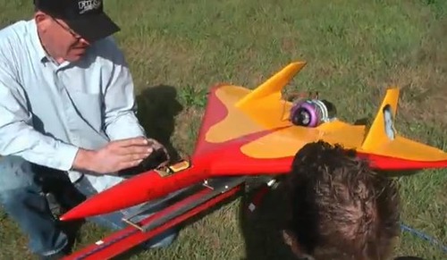 速すぎる！超高速ラジコン飛行機の動画