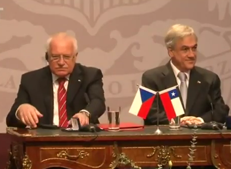 チリ公式訪問中にペンを盗むチェコ大統領