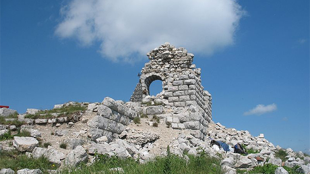 終末から逃れたい人々は、セルビア「ルタンジュ山」に集結していた。