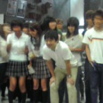 橋下知事来校、突発記念撮影の記録