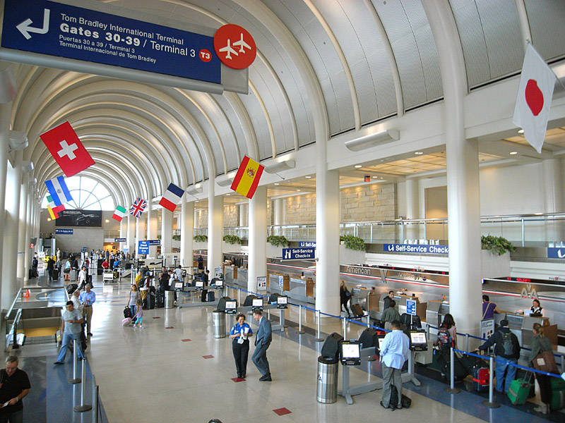 米・LAの空港でドライアイス爆弾が爆発