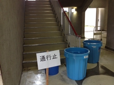 【速報】千里高校階段で雨漏り