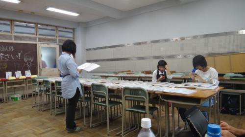 ちょっと暇になってきた報道部員たち